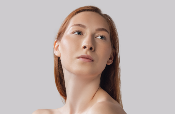 mulher se olhando para o lado